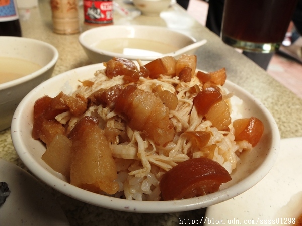 協進國小旁無店名2元黑輪攤:【美食特搜。台南中西區】協進國小旁無店名2元黑輪攤。低調的在地人回憶美食 超便宜銅板價也能吃得好滿足