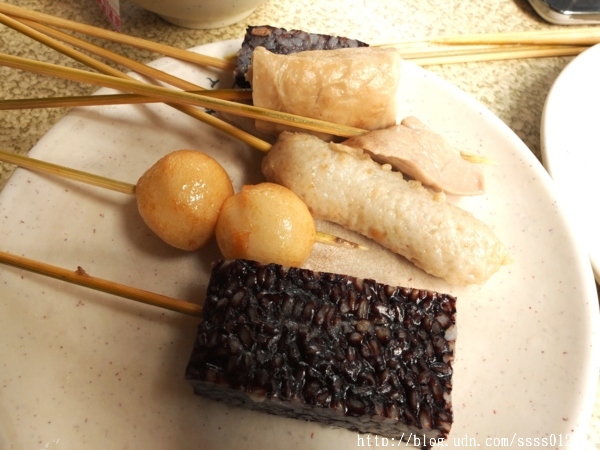 協進國小旁無店名2元黑輪攤:【美食特搜。台南中西區】協進國小旁無店名2元黑輪攤。低調的在地人回憶美食 超便宜銅板價也能吃得好滿足