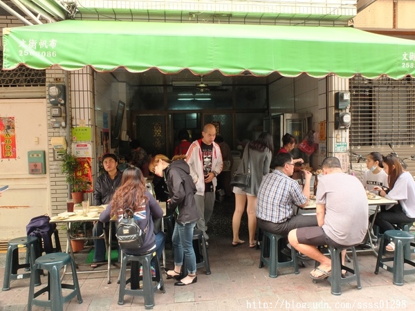 協進國小旁無店名2元黑輪攤:【美食特搜。台南中西區】協進國小旁無店名2元黑輪攤。低調的在地人回憶美食 超便宜銅板價也能吃得好滿足