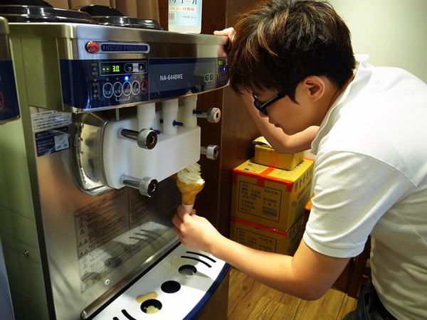 白鬍子 Milk Beard 鮮奶霜淇淋專賣店:<台北|東區>冬天也要吃霜淇淋~白鬍子 Milk Beard 鮮奶霜淇淋專賣店