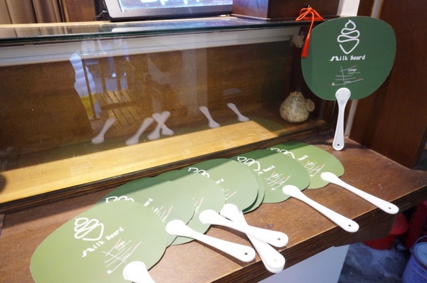 白鬍子 Milk Beard 鮮奶霜淇淋專賣店:【口碑券】連狗兒都愛吃的天然霜淇淋『台北東區/白鬍子』