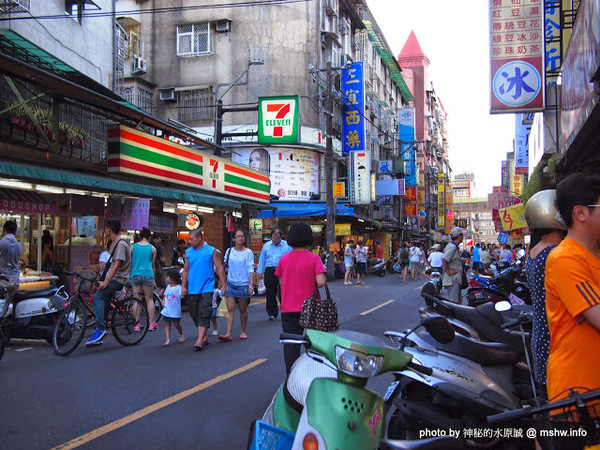 蟹老闆古早味手工蔥油餅：【食記】台北737巷蟹老闆蔥油餅.蔥抓餅@內湖捷運MRT港墘站 : 創意無限,可樂果與王子麵,顛覆想像的新口味!