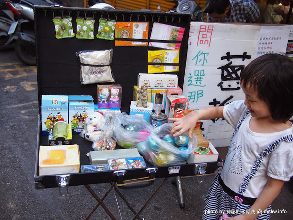蟹老闆古早味手工蔥油餅：【食記】台北737巷蟹老闆蔥油餅.蔥抓餅@內湖捷運MRT港墘站 : 創意無限,可樂果與王子麵,顛覆想像的新口味!