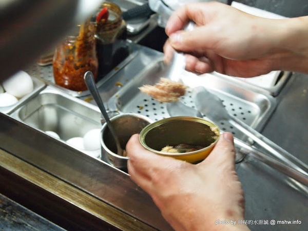 蟹老闆古早味手工蔥油餅:【食記】台北737巷蟹老闆古早味純手工蔥油餅.蔥抓餅@內湖MRT港墘站 : 鹹點甜味新登場~抓餅口感挑戰你的味蕾喲!