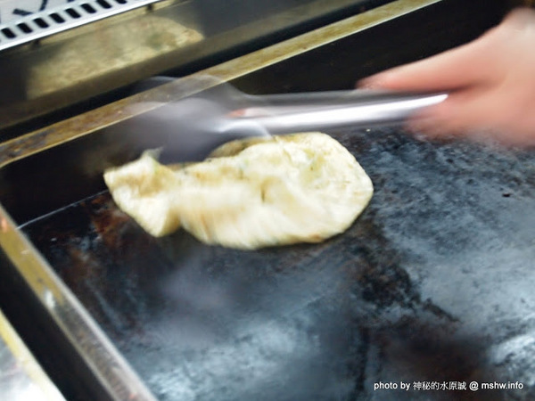 蟹老闆古早味手工蔥油餅:【食記】台北737巷蟹老闆古早味純手工蔥油餅.蔥抓餅@內湖MRT港墘站 : 鹹點甜味新登場~抓餅口感挑戰你的味蕾喲!