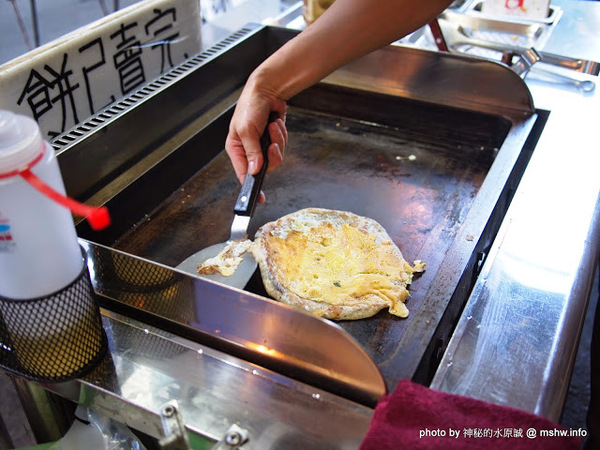 蟹老闆古早味手工蔥油餅：【食記】台北737巷蟹老闆蔥油餅.蔥抓餅@內湖捷運MRT港墘站 : 創意無限,可樂果與王子麵,顛覆想像的新口味!