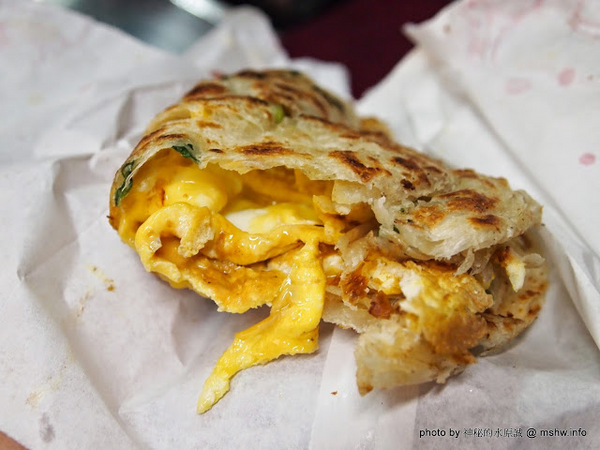 蟹老闆古早味手工蔥油餅:【食記】台北737巷蟹老闆古早味純手工蔥油餅.蔥抓餅@內湖MRT港墘站 : 鹹點甜味新登場~抓餅口感挑戰你的味蕾喲!