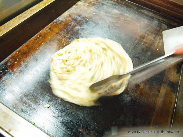 蟹老闆古早味手工蔥油餅:【食記】台北737巷蟹老闆古早味純手工蔥油餅.蔥抓餅@內湖MRT港墘站 : 鹹點甜味新登場~抓餅口感挑戰你的味蕾喲!