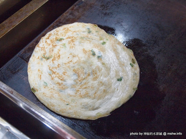 蟹老闆古早味手工蔥油餅:【食記】台北737巷蟹老闆古早味純手工蔥油餅.蔥抓餅@內湖MRT港墘站 : 鹹點甜味新登場~抓餅口感挑戰你的味蕾喲!