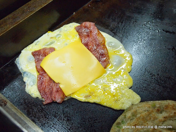 蟹老闆古早味手工蔥油餅:【食記】台北737巷蟹老闆古早味純手工蔥油餅.蔥抓餅@內湖MRT港墘站 : 鹹點甜味新登場~抓餅口感挑戰你的味蕾喲!