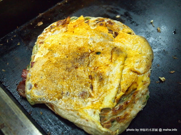 蟹老闆古早味手工蔥油餅:【食記】台北737巷蟹老闆古早味純手工蔥油餅.蔥抓餅@內湖MRT港墘站 : 鹹點甜味新登場~抓餅口感挑戰你的味蕾喲!