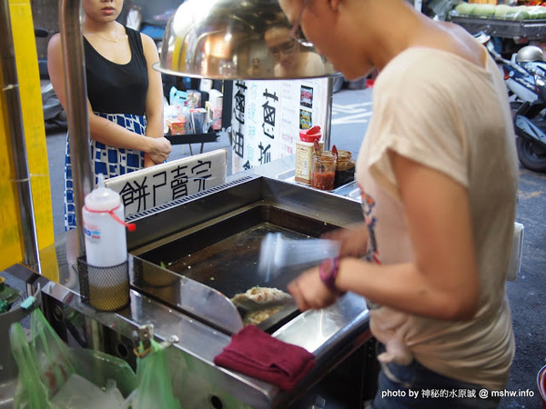 蟹老闆古早味手工蔥油餅：【食記】台北737巷蟹老闆蔥油餅.蔥抓餅@內湖捷運MRT港墘站 : 創意無限,可樂果與王子麵,顛覆想像的新口味!