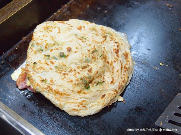 蟹老闆古早味手工蔥油餅:【食記】台北737巷蟹老闆古早味純手工蔥油餅.蔥抓餅@內湖MRT港墘站 : 鹹點甜味新登場~抓餅口感挑戰你的味蕾喲!