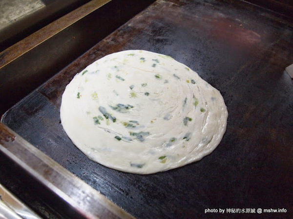 蟹老闆古早味手工蔥油餅:【食記】台北737巷蟹老闆古早味純手工蔥油餅.蔥抓餅@內湖MRT港墘站 : 鹹點甜味新登場~抓餅口感挑戰你的味蕾喲!