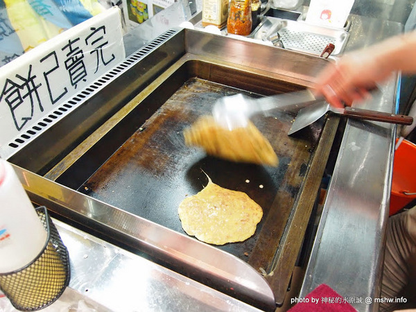 蟹老闆古早味手工蔥油餅:【食記】台北737巷蟹老闆古早味純手工蔥油餅.蔥抓餅@內湖MRT港墘站 : 鹹點甜味新登場~抓餅口感挑戰你的味蕾喲!