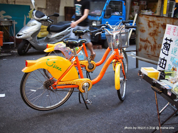 蟹老闆古早味手工蔥油餅：【食記】台北737巷蟹老闆蔥油餅.蔥抓餅@內湖捷運MRT港墘站 : 創意無限,可樂果與王子麵,顛覆想像的新口味!
