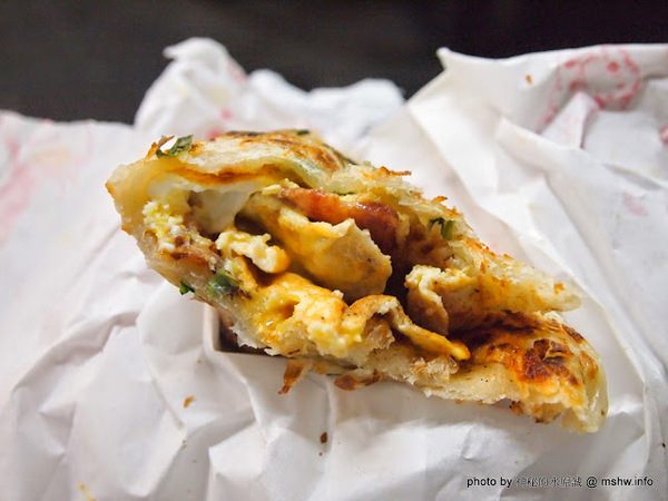 蟹老闆古早味手工蔥油餅:【食記】台北737巷蟹老闆古早味純手工蔥油餅.蔥抓餅@內湖MRT港墘站 : 鹹點甜味新登場~抓餅口感挑戰你的味蕾喲!