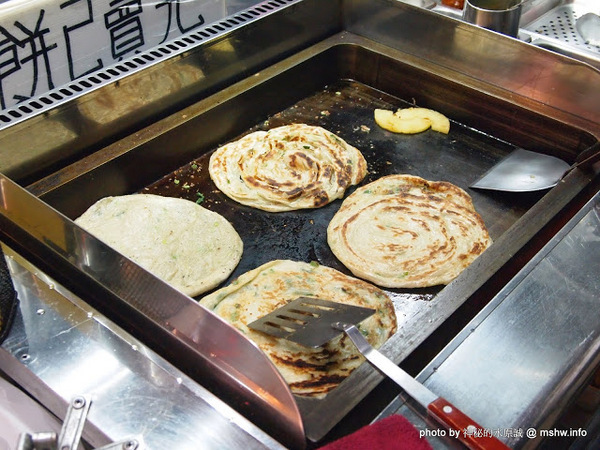 蟹老闆古早味手工蔥油餅:【食記】台北737巷蟹老闆古早味純手工蔥油餅.蔥抓餅@內湖MRT港墘站 : 鹹點甜味新登場~抓餅口感挑戰你的味蕾喲!