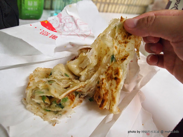 蟹老闆古早味手工蔥油餅:【食記】台北737巷蟹老闆古早味純手工蔥油餅.蔥抓餅@內湖MRT港墘站 : 鹹點甜味新登場~抓餅口感挑戰你的味蕾喲!