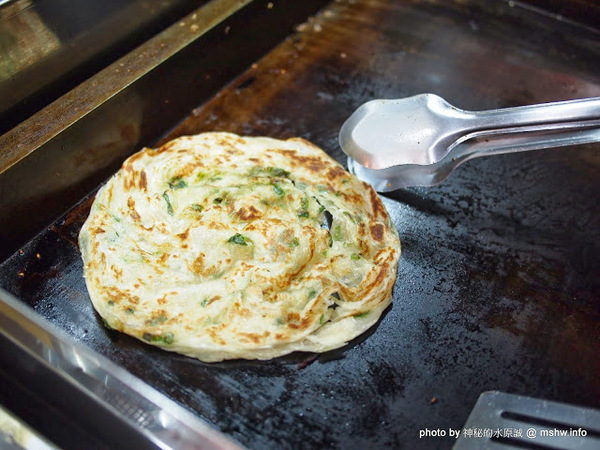 蟹老闆古早味手工蔥油餅:【食記】台北737巷蟹老闆古早味純手工蔥油餅.蔥抓餅@內湖MRT港墘站 : 鹹點甜味新登場~抓餅口感挑戰你的味蕾喲!