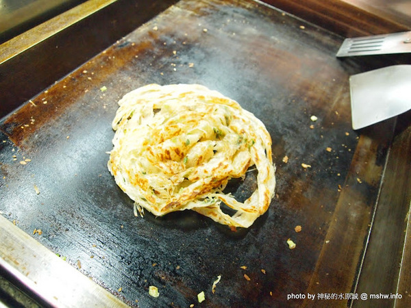 蟹老闆古早味手工蔥油餅:【食記】台北737巷蟹老闆古早味純手工蔥油餅.蔥抓餅@內湖MRT港墘站 : 鹹點甜味新登場~抓餅口感挑戰你的味蕾喲!