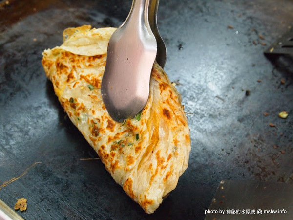 蟹老闆古早味手工蔥油餅:【食記】台北737巷蟹老闆古早味純手工蔥油餅.蔥抓餅@內湖MRT港墘站 : 鹹點甜味新登場~抓餅口感挑戰你的味蕾喲!
