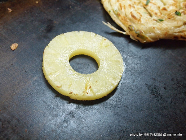 蟹老闆古早味手工蔥油餅:【食記】台北737巷蟹老闆古早味純手工蔥油餅.蔥抓餅@內湖MRT港墘站 : 鹹點甜味新登場~抓餅口感挑戰你的味蕾喲!