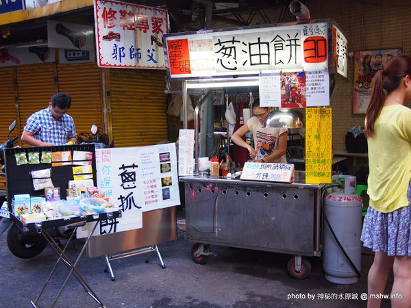蟹老闆古早味手工蔥油餅：【食記】台北737巷蟹老闆蔥油餅.蔥抓餅@內湖捷運MRT港墘站 : 創意無限,可樂果與王子麵,顛覆想像的新口味!