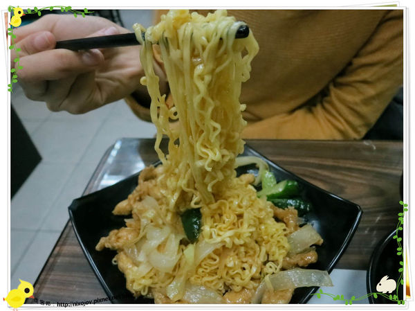 台北-三杯三怪媽媽小廚-美味的三杯料理-泰式雞柳炒泡麵-泡麵