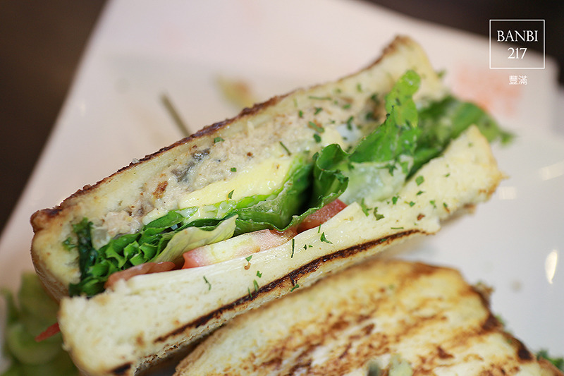Banbi217 美食旅遊: 豐滿咖啡早午餐 好吃平價的三明治吐司與輕食brunch(板橋美食,捷運新埔站)