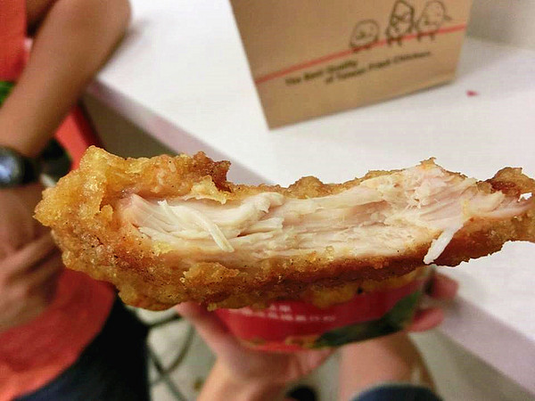 三個傻瓜蔬脆雞排專賣店:【台中食記】逢甲夜市美食特攻隊出動!!嚴選台灣五種蔬果研磨成高先裹炸粉的低熱量雞排@三個傻瓜蔬脆雞排專賣店