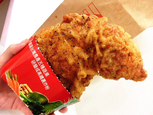 三個傻瓜蔬脆雞排專賣店:【台中食記】逢甲夜市美食特攻隊出動!!嚴選台灣五種蔬果研磨成高先裹炸粉的低熱量雞排@三個傻瓜蔬脆雞排專賣店