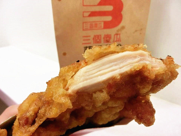 三個傻瓜蔬脆雞排專賣店:【台中食記】逢甲夜市美食特攻隊出動!!嚴選台灣五種蔬果研磨成高先裹炸粉的低熱量雞排@三個傻瓜蔬脆雞排專賣店
