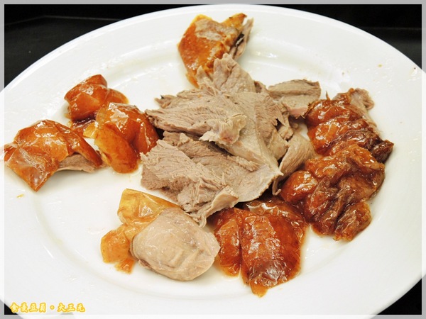 大三元酒樓：『口碑卷』【台北。大三元酒樓】皮脆肉嫩又多汁的烤鴨上桌嚕!!!