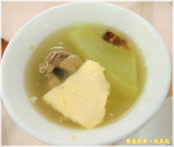 大三元酒樓：『口碑卷』【台北。大三元酒樓】皮脆肉嫩又多汁的烤鴨上桌嚕!!!