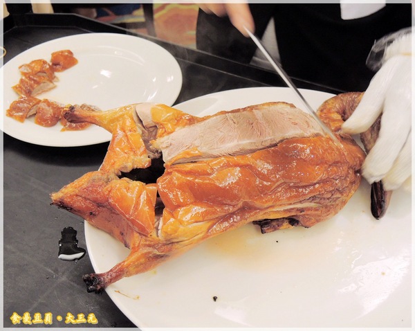大三元酒樓：『口碑卷』【台北。大三元酒樓】皮脆肉嫩又多汁的烤鴨上桌嚕!!!