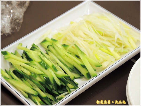 大三元酒樓：『口碑卷』【台北。大三元酒樓】皮脆肉嫩又多汁的烤鴨上桌嚕!!!