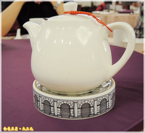 大三元酒樓：『口碑卷』【台北。大三元酒樓】皮脆肉嫩又多汁的烤鴨上桌嚕!!!