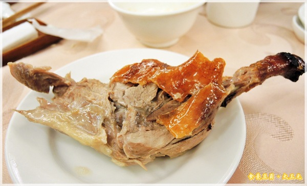 大三元酒樓：『口碑卷』【台北。大三元酒樓】皮脆肉嫩又多汁的烤鴨上桌嚕!!!
