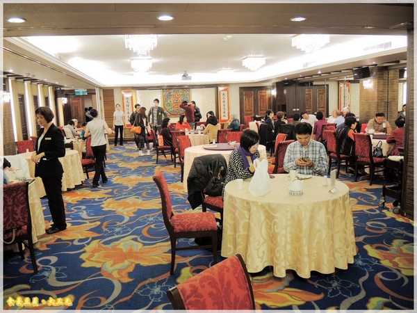 大三元酒樓：『口碑卷』【台北。大三元酒樓】皮脆肉嫩又多汁的烤鴨上桌嚕!!!