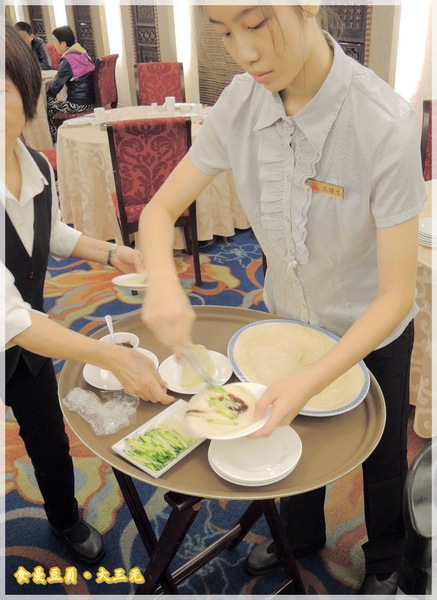 大三元酒樓：『口碑卷』【台北。大三元酒樓】皮脆肉嫩又多汁的烤鴨上桌嚕!!!