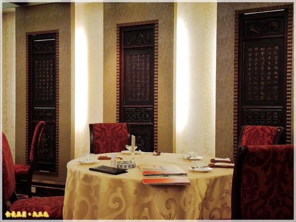 大三元酒樓：『口碑卷』【台北。大三元酒樓】皮脆肉嫩又多汁的烤鴨上桌嚕!!!