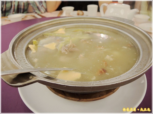 大三元酒樓：『口碑卷』【台北。大三元酒樓】皮脆肉嫩又多汁的烤鴨上桌嚕!!!