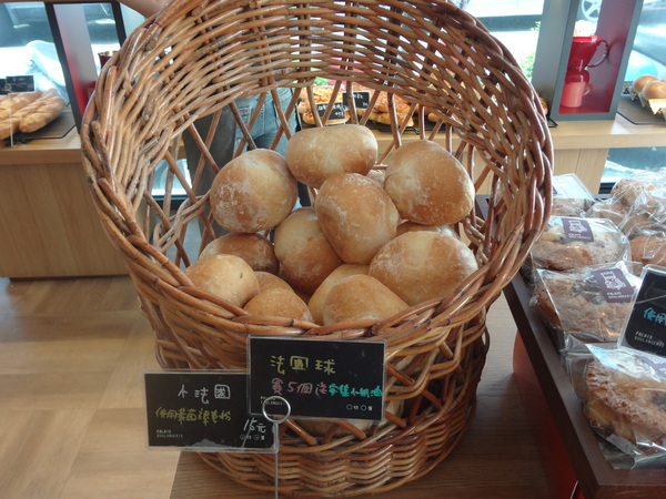 巴蕾麵包：1020717[官本金文愛台灣]巴蕾麵包好吃猶如站在青青草原中的無敵老K