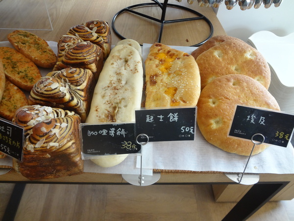 巴蕾麵包：1020717[官本金文愛台灣]巴蕾麵包好吃猶如站在青青草原中的無敵老K