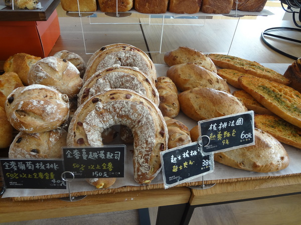 巴蕾麵包：1020717[官本金文愛台灣]巴蕾麵包好吃猶如站在青青草原中的無敵老K