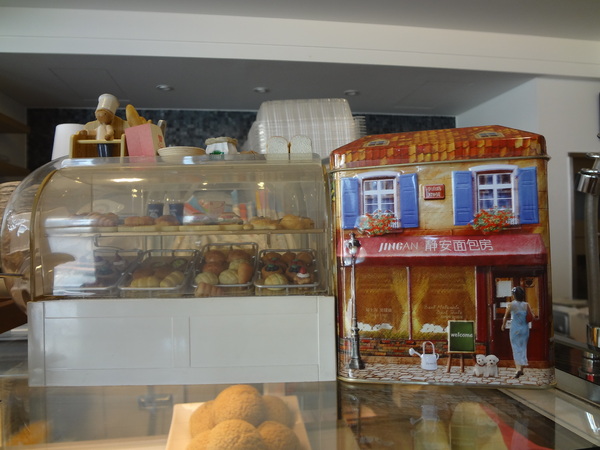 巴蕾麵包：1020717[官本金文愛台灣]巴蕾麵包好吃猶如站在青青草原中的無敵老K