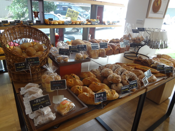 巴蕾麵包：1020717[官本金文愛台灣]巴蕾麵包好吃猶如站在青青草原中的無敵老K