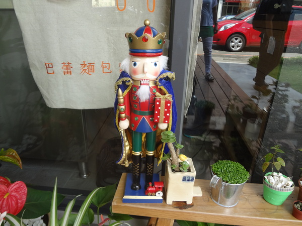 巴蕾麵包：1020717[官本金文愛台灣]巴蕾麵包好吃猶如站在青青草原中的無敵老K