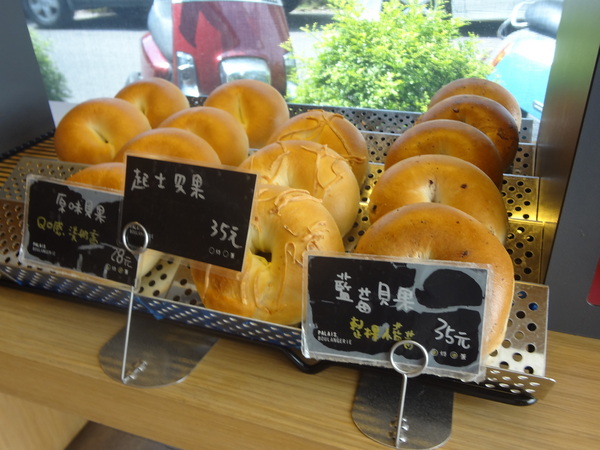 巴蕾麵包：1020717[官本金文愛台灣]巴蕾麵包好吃猶如站在青青草原中的無敵老K